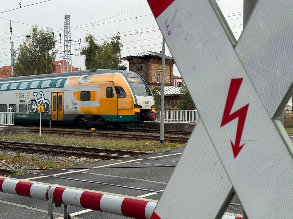 Es wird ein Ersatzverkehr mit Bussen für die Linie RE 1 eingerichtet.(Symbolbild)