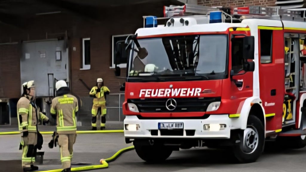 Die Feuerwehr Burg musste am frühen Sonntagmorgen zu einem Einsatz im Werk der Burger Knäcke ausrücken.