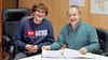 Theodor Håland und Tobias Köppe (r.) planen gemeinsam die nächsten zwölf Monate im Kinder- und Jugendfreizeittreff Greppin.