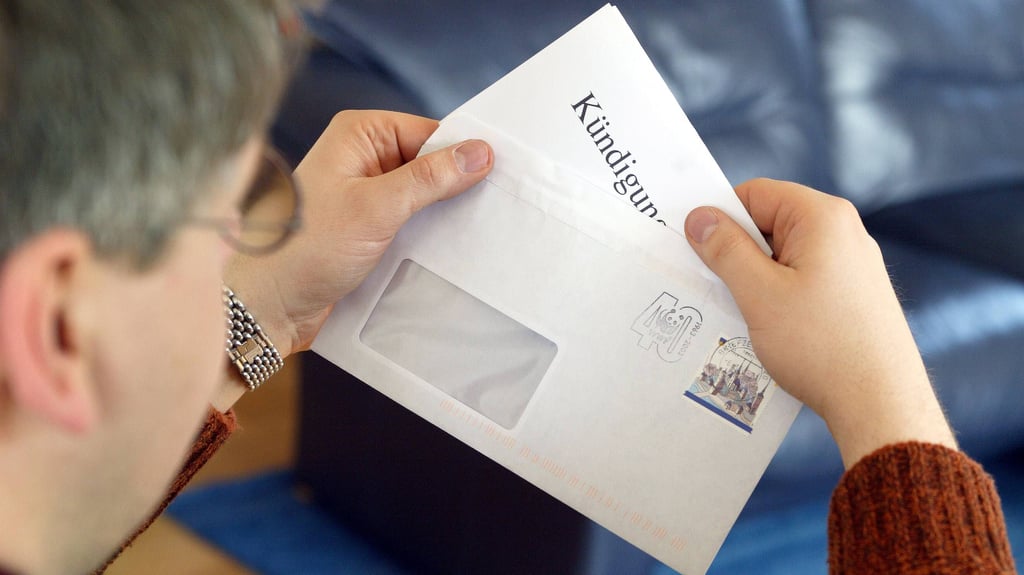 Die Verdachtskündigung muss schriftlich erfolgen. Und wie bei jeder anderen Kündigung kann sich der Arbeitnehmer beim Betriebsrat Unterstützung holen.