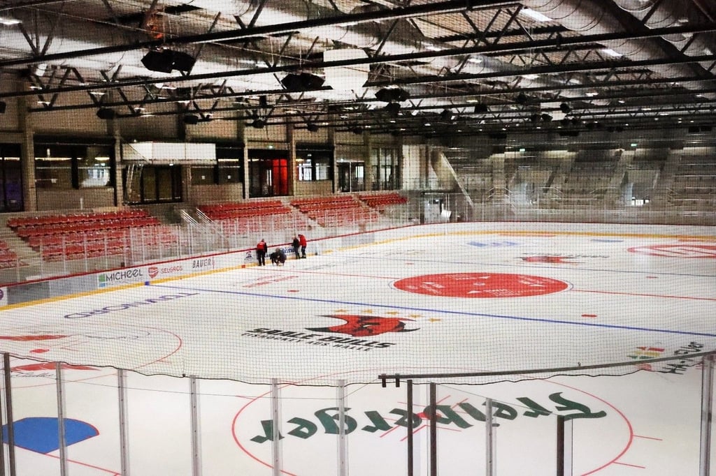 In der Arena in Halle wird das Eis bereits aufgebaut. Noch fehlt der neue Videowürfel.