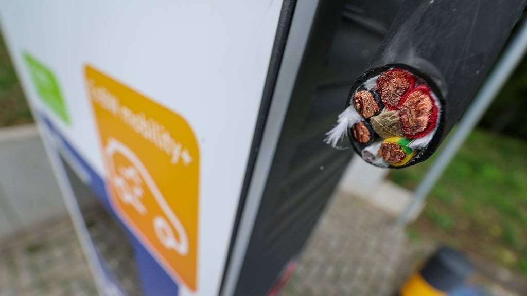 Die Kabeldiebe, die sich an einer E-Ladesäule in Salzwedel zu schaffen machten, wurden von der Polizei erwischt.&nbsp;