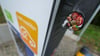 Immer mehr E-Auto-Fahrer in Sachsen-Anhalt erleben böse Überraschungen: An Schnellladesäulen fehlen plötzlich die Kabel.