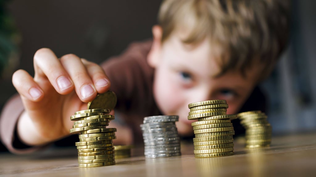 Kinder unter zehn Jahren sollten ihr Taschengeld wöchentlich ausgezahlt bekommen.