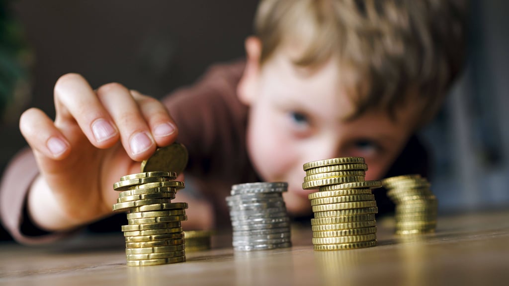 Kinder unter zehn Jahren sollten ihr Taschengeld wöchentlich ausgezahlt bekommen.