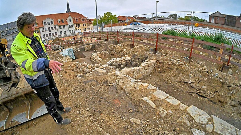 Grabungsleiter Lutz Jansen zeigt, was die Fläche auf dem Burgplatz bisher offenbart. Vor allem sind es kleinere Keller.