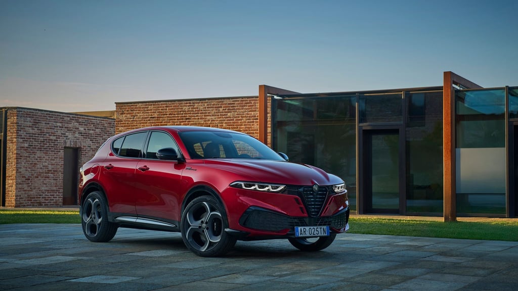 Alfa Romeo frischt den Tonale mit überarbeiteter Front und neuen Farboptionen auf: Das Facelift bringt mehr Individualität ins Kompakt-SUV.