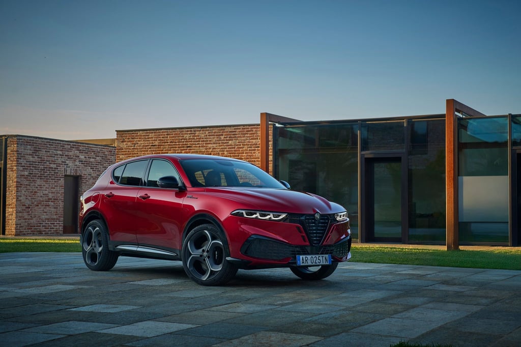 Alfa Romeo frischt den Tonale mit überarbeiteter Front und neuen Farboptionen auf: Das Facelift bringt mehr Individualität ins Kompakt-SUV.