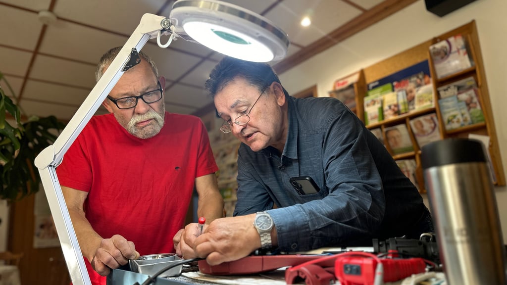 Brüder im Geiste: Fridtjof Hupfeld (links) und Helmar Koch haben sich erst im Rentenalter kennengelernt. Seitdem tüfteln sie im örtlichen Repair-Cafe an Haushaltsgeräten und lassen verloren geglaubte Erinnerungen wieder auferstehen.