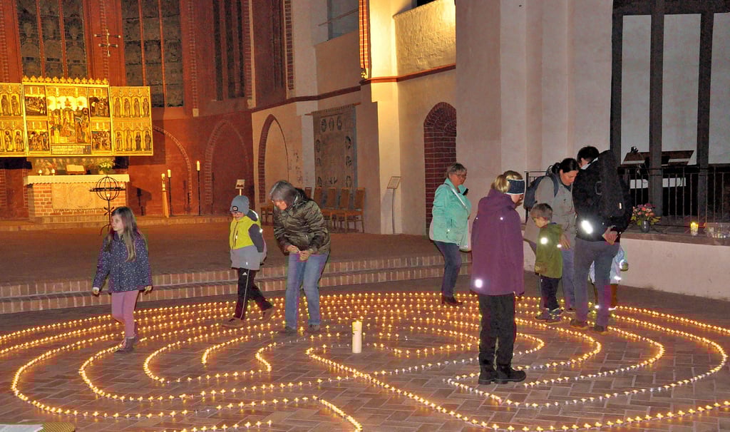 Ein Labyrint aus Lichtern galt es bei der Lichternacht 2023 in der Katharinenkirche zur meistern.