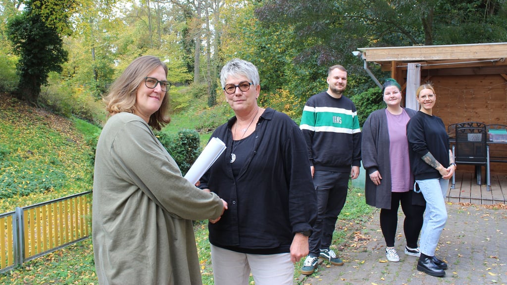 Das Kinderheim „Waldstraße“ bekommt von den „Christen für Haldensleben“ eine Spende überreicht.