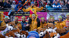 Franziska Preuß (hinten Mitte) genießt oft die Kulisse von tausenden Fans in den Biathlon-Stadien. (Archivbild)