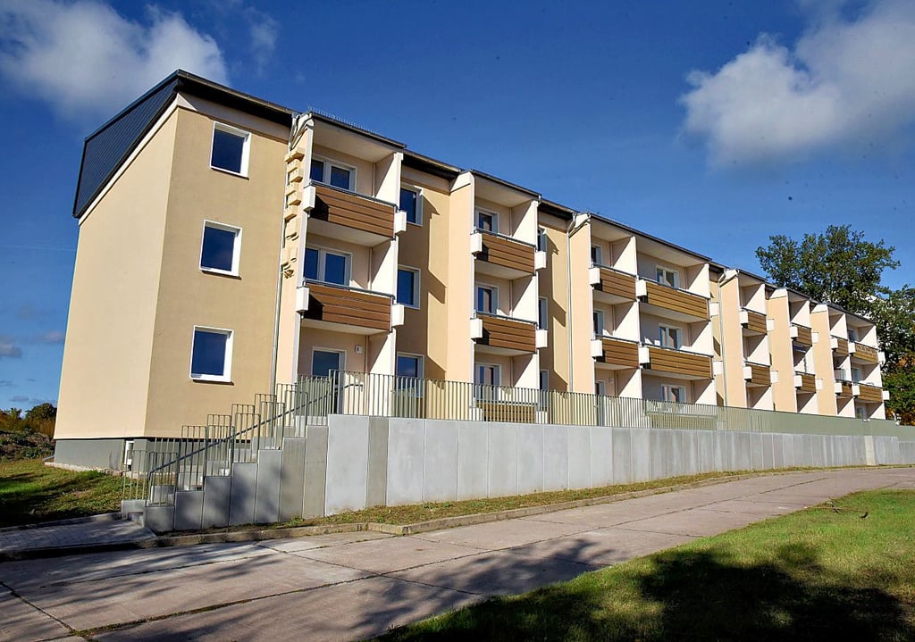 Der Plattenbau im Barbyer Schenkenweg wurde um eine Etage gekürzt und modernisiert. Auf dem Dach befindet sich eine PV-Anlage.