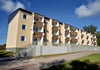 Der Plattenbau im Barbyer Schenkenweg wurde um eine Etage gekürzt und modernisiert. Auf dem Dach befindet sich eine PV-Anlage. 