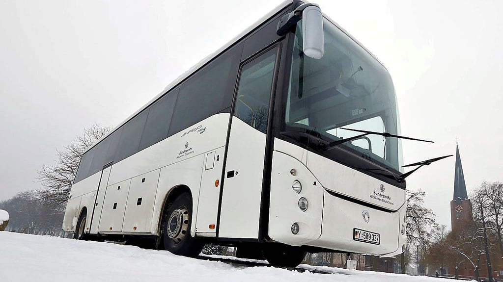 2016 parkten immer wieder Busse der Bundeswehr mit Geflüchteten auf dem Robert-Schuman-Platz in Bitterfeld. Doch Reisebusse müssen auch künftig weiterfahren.