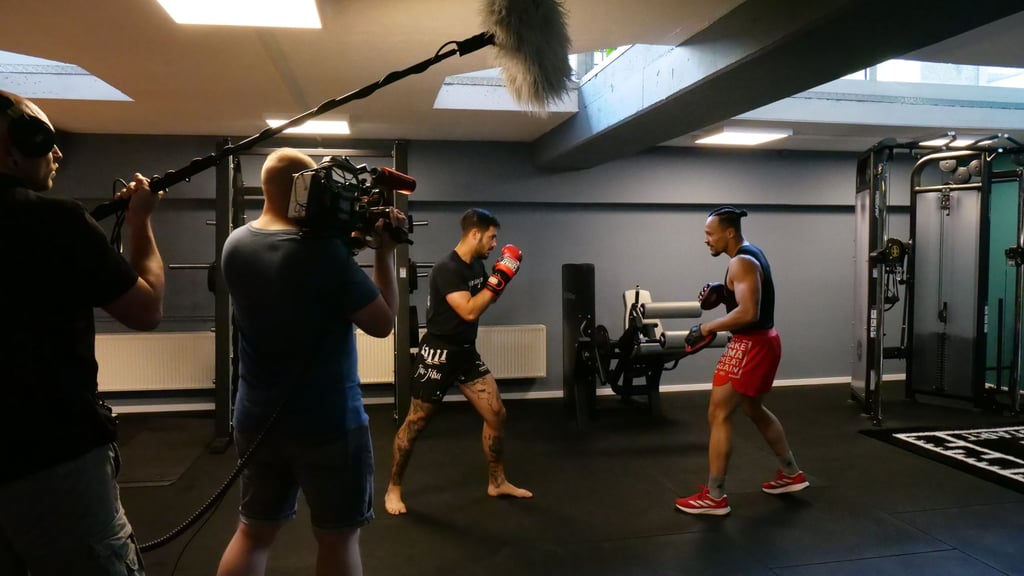 Neben der Leitung seines Studios ist Khalil auch als MMA-Kämpfer aktiv – Disziplin und Durchhaltevermögen inklusive.