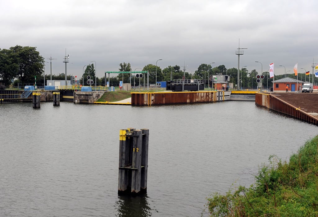 Vor der Schleuse droht ein Binnenschiff zu sinken. (Archivbild)