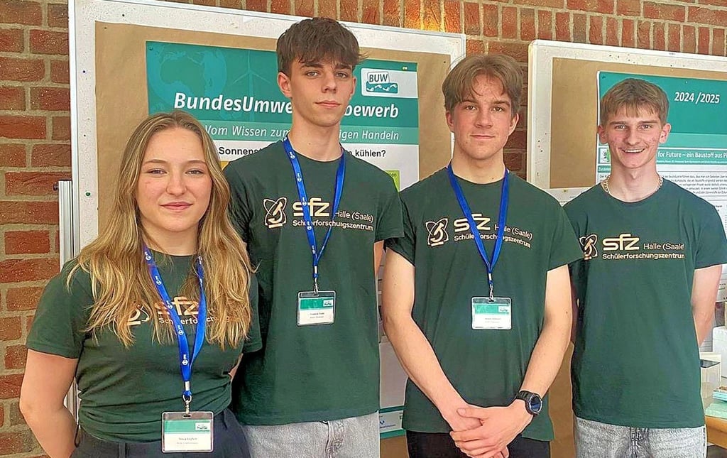 Tessa Seyfert, Janusz Kohnert und Frederik Tiede (v.l.) konnten mit ihrer „Kühlbox“ den Sonderpreis beim BUW ergattern. Tim Peplinski (r.) überzeugte mit seinem „Osmose“-Projekt.