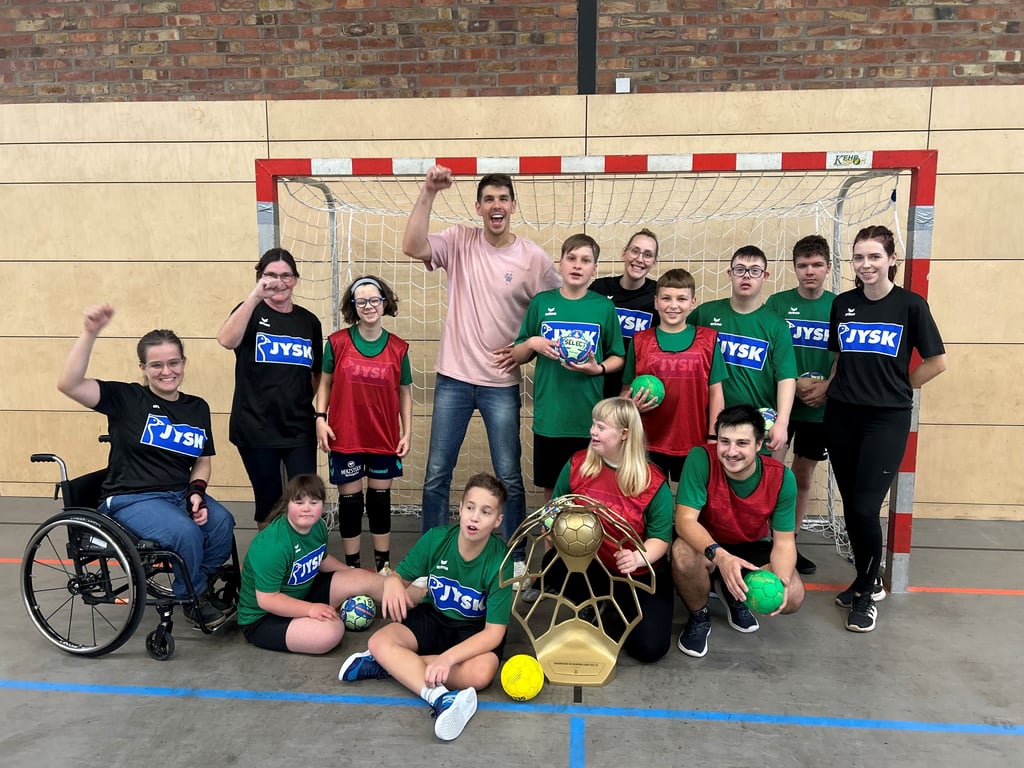 In Magdeburg hat der ehemalige SCM-Spieler Piotr Chrapkowski die inklusive Handballgruppe „Magdeburger Glückskinder“ besucht und mit ihnen trainiert.
