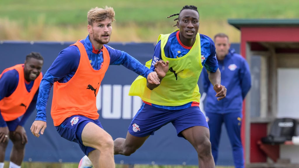 Timo Werner und Yan Diomande (r.) im Training von RB Leipzig.
