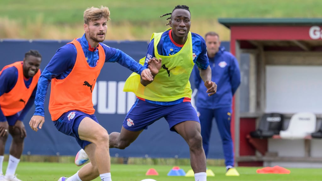 Timo Werner und Yan Diomande (r.) im Training von RB Leipzig.
