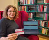 Leiterin Maria Sonnabend zeigt die neu gestaltet Webseite der Stadtbibliothek „Brigitte Reimann“.