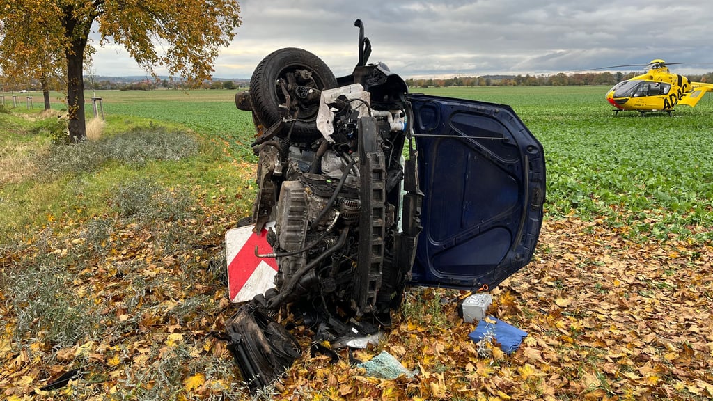 Nach einem missglückten Überholvorgang hat sich eine 81 Jahre alte Frau zwischen Gernrode und dem Kreisverkehr der Landesstraße 66 mit ihren VW Golf überschlagen - sie wurde schwer verletzt und mit einem Hubschrauber in eine Klinik geflogen.