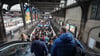 Fahrgäste warten im Hauptbahnhof Hamburg.