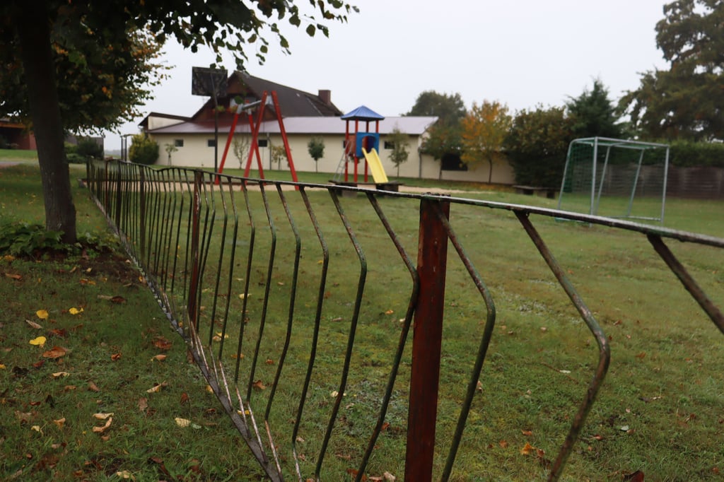 Der Spielplatz in Schwarzendamm braucht neuen Zaun.