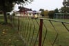 Der Spielplatz in Schwarzendamm braucht neuen Zaun. 