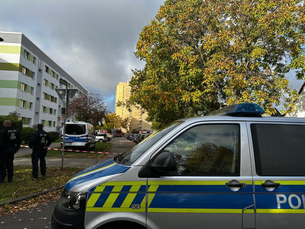 Polizeieinsatz im Birkholzer Weg in Magdeburg.