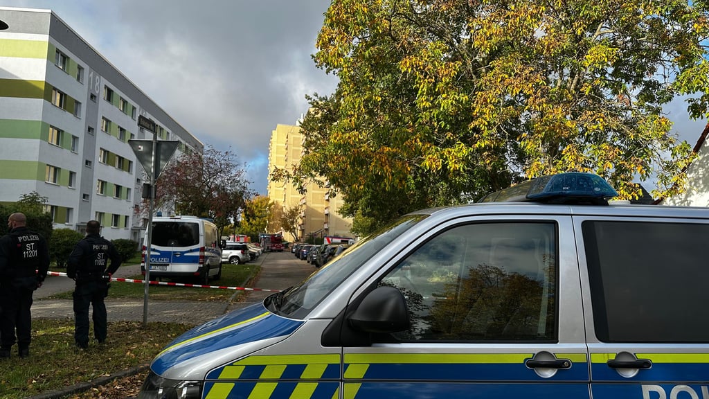 Polizeieinsatz im Birkholzer Weg in Magdeburg.