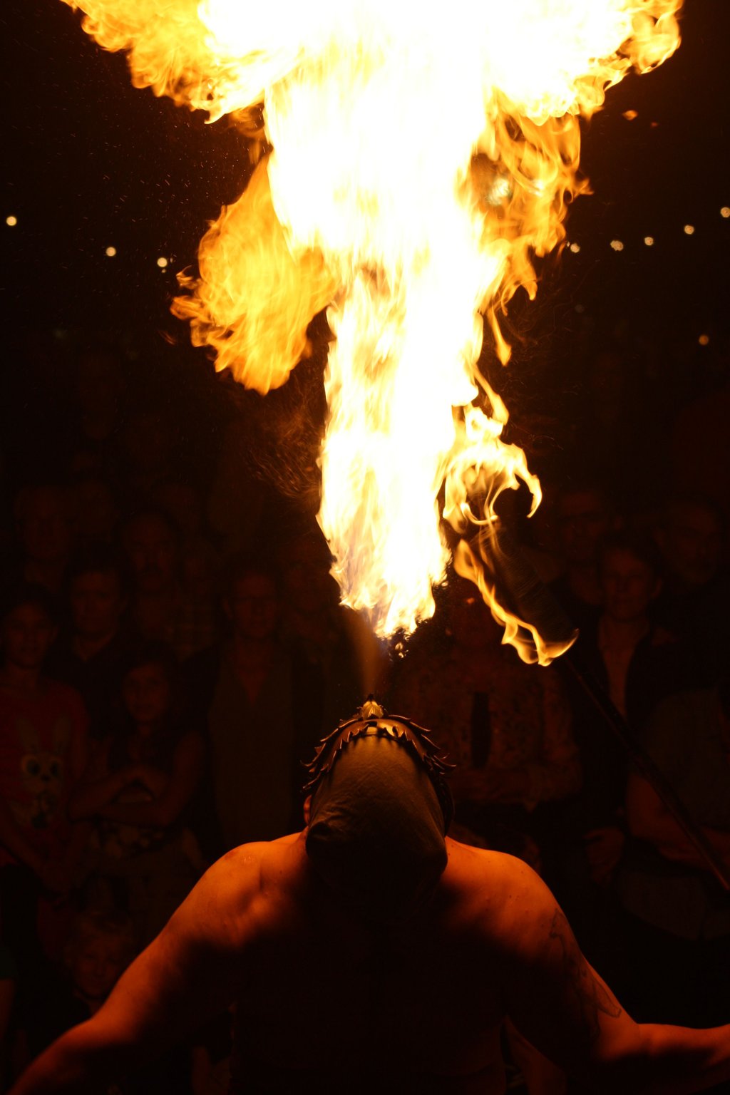 Die junge Kirche erwartet eine Feuershow in dieser Art.