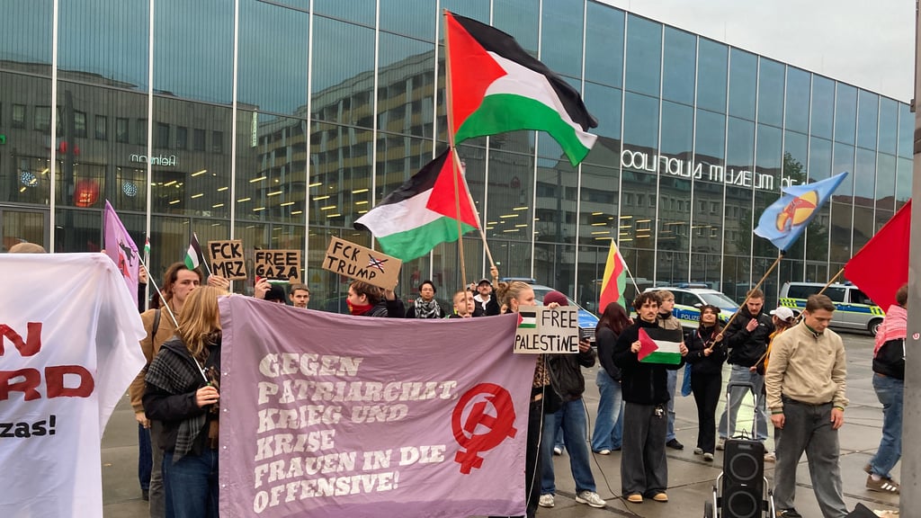 Pro-Palästina-Protest: Am Dienstagabend haben sich Demonstranten vor dem Bauhaus Museum versammelt.