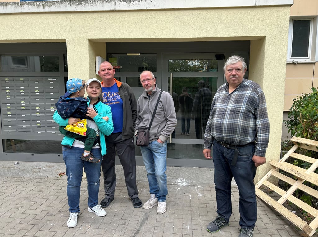 An der Hans-Grundig-Straße 11 in Magdeburg-Kannenstieg finden derzeit Sanierungsarbeiten statt. Die Mieter Anja Buchwald mit Sohn Ben Luca, Ingo Künzel und Mario Sierau (von links) fühlen sich jedoch im Stich gelassen mit ihrem Leben auf der Baustelle. Roland Giebel (rechts) passt während der Bauarbeiten auf die Wohnung seines Bruders auf.