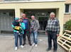 An der Hans-Grundig-Straße 11 in Magdeburg-Kannenstieg finden derzeit Sanierungsarbeiten statt. Die Mieter Anja Buchwald mit Sohn Ben Luca, Ingo Künzel und Mario Sierau (von links) fühlen sich jedoch im Stich gelassen mit ihrem Leben auf der Baustelle. Roland Giebel (rechts) passt während der Bauarbeiten auf die Wohnung seines Bruders auf. 