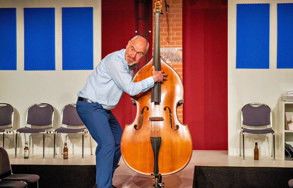 Du und dein Kontrabass: Schauspieler Markus Fennert übernimmt die Hauptrolle in dem Einpersonenstück von Patrick Süßkind.