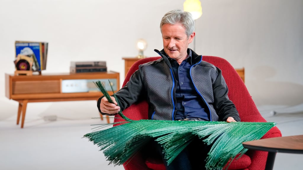In der ZDF-Sendung "DDR genial – Mangel macht erfinderisch" erkunden Prominente Ost-Erfindungen, die weltweite Auswirkungen hatten. Skisprung-Olympiasieger Jens Weißflog zeigt eine Skisprungmatte, durch die das Training auch im Sommer möglich wurde.