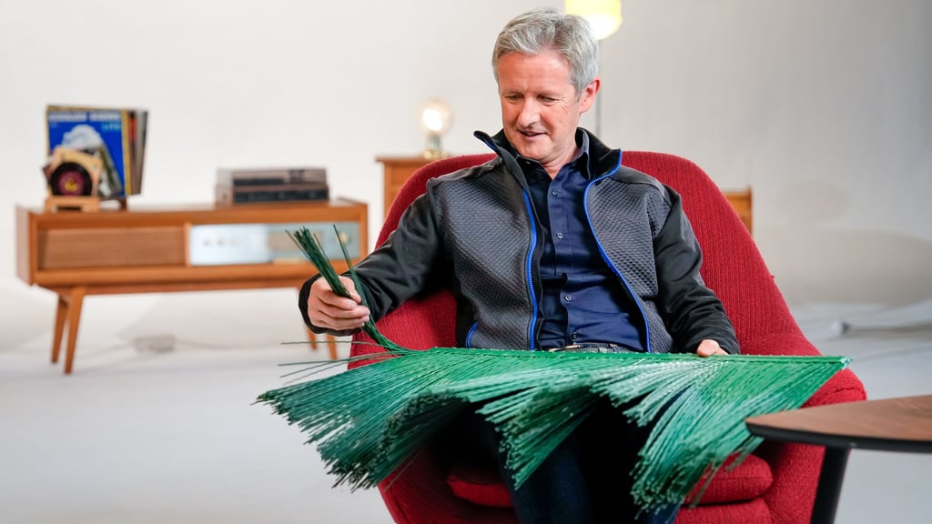 In der ZDF-Sendung "DDR genial – Mangel macht erfinderisch" erkunden Prominente Ost-Erfindungen, die weltweite Auswirkungen hatten. Skisprung-Olympiasieger Jens Weißflog zeigt eine Skisprungmatte, durch die das Training auch im Sommer möglich wurde.