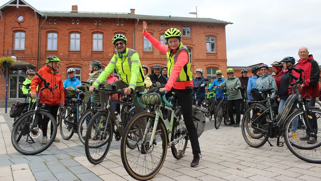 Nadine Oelze und Kai Behrends von „PedalPower Börde“ sind kurz dem Start der letzten Tour des Jahres überwältigt von so vielen Teilnehmern.