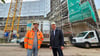 Stefan Brunsch (rechts), Niederlassungsleiter bei Papenburg, und Bauleiter Tim Scheibner zeigen der MZ, wie weit das künftige Premier Inn bereits gediehen ist. 
