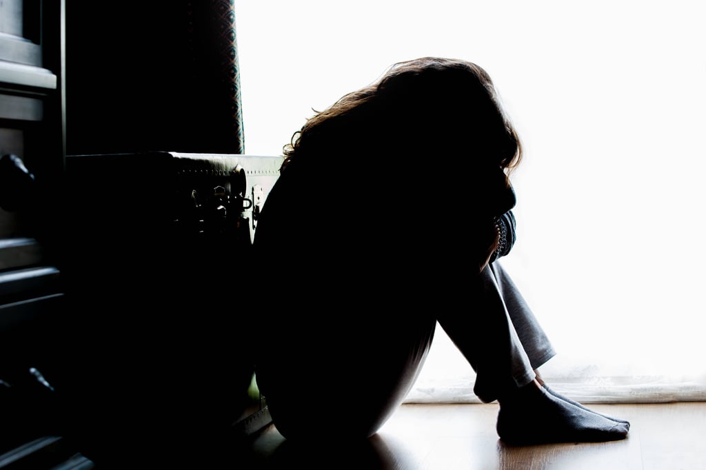 Eine junge Frau sitzt verzweifelt am Boden. In der Einheitsgemeinde Salzwedel ist eine zu dem Zeit noch 13-Jährige von ihrem Vater missbraucht worden.