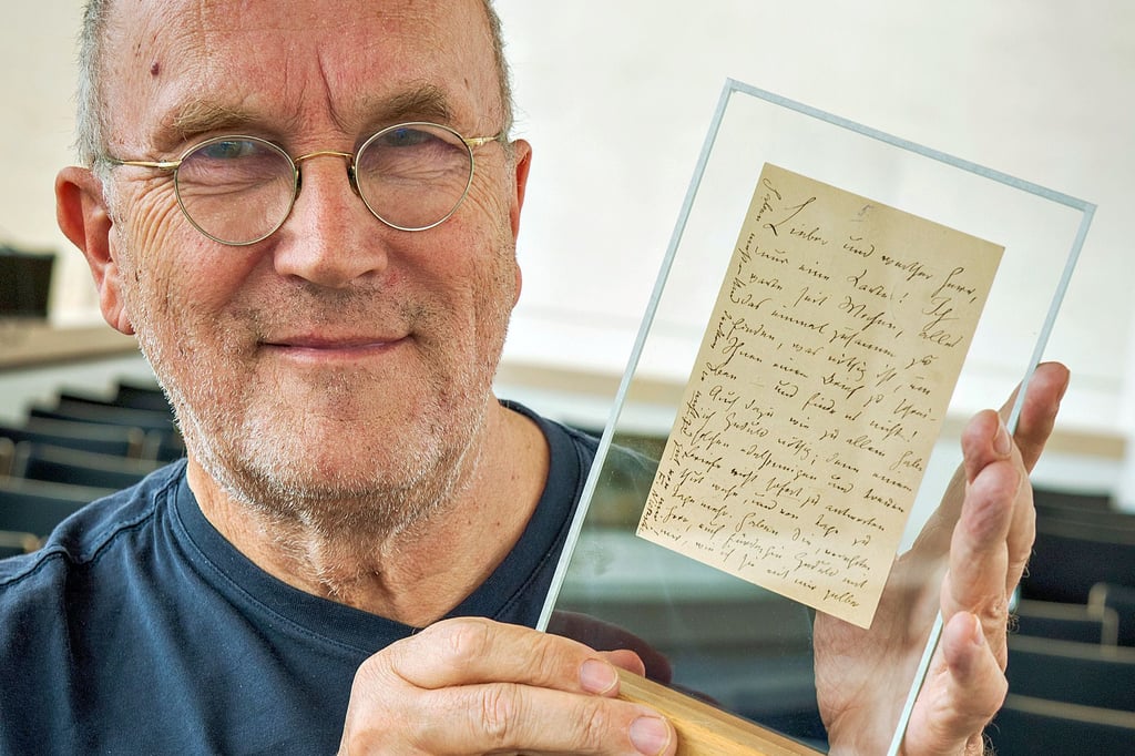 Leiter Ralf Eichberg präsentiert im Naumburger Nietzsche-Dokumentationszentrum die wertvolle Postkarte, die Friedrich Nietzsche am 18. November 1879 verschickte.