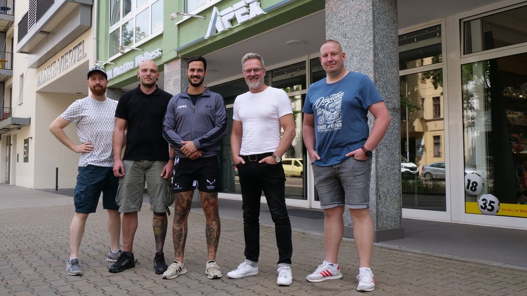 Das Produktionsteam (v.l. - David Behrendt, Kevin Mieske, Christian Kadlubietz, Alexander Pförtsch) gemeinsam mit Khalil El Bay (Mitte) vor seinem Apex-Gym in Magdeburg-Sudenburg: Hier erfüllt sich der 28-Jährige seinen Traum.