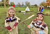 Amilia Popp (links) und Hailey Maloy Schmiade freuen sich schon sehr darauf, bald regelmäßig im neuen Tipi-Dorf spielen zu können.