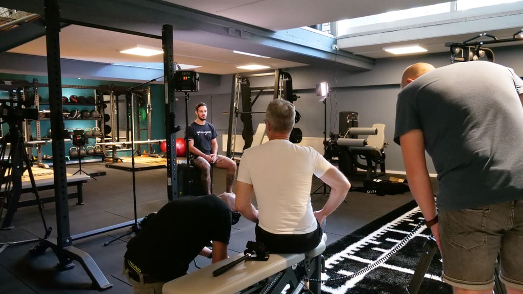 Im Interview für "Macherland": Schon als Kind begann Khalil mit Voltigieren, Basketball und Kampfsport – heute gibt er seine Leidenschaft an andere Sportbegeisterte weiter.