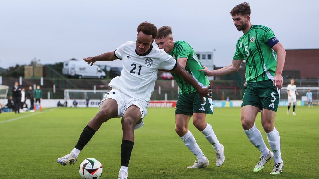 Kulisse wie in der Oberliga: Assan Ouedraogo im Belfaster Stadion The Oval.