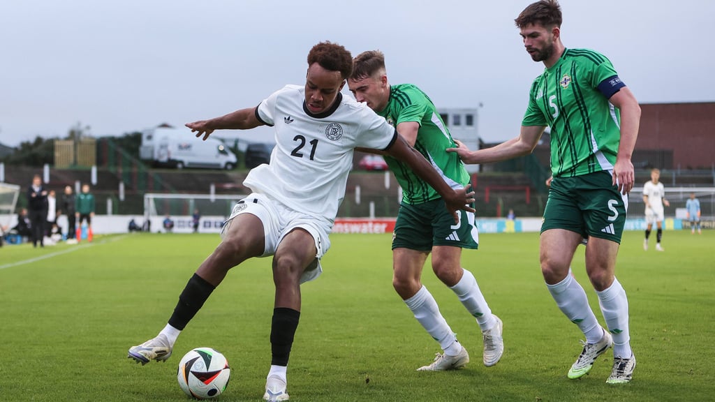 Kulisse wie in der Oberliga: Assan Ouedraogo im Belfaster Stadion The Oval.
