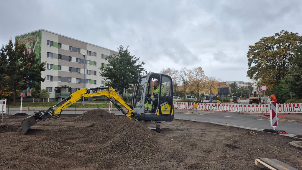 Auch am Kreisverkehr am Waldring wird gebaut.