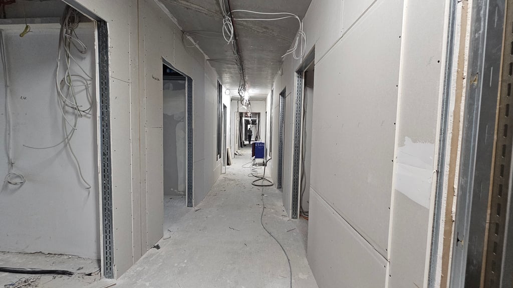Ein Blick in einen der langen Flure des künftigen Premier Inn hinter der Oper